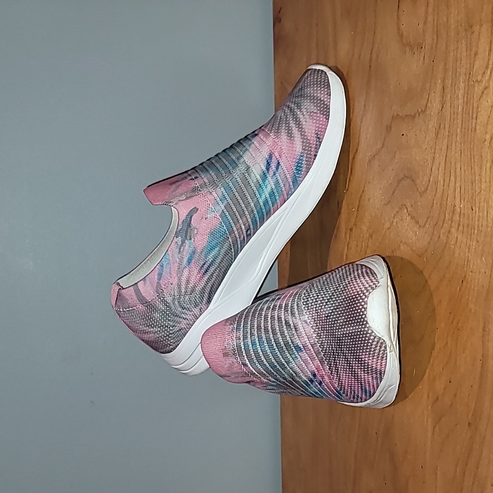 STEVE MADDEN LILLER Pink Tie-Dye Sneakers SZ 6.5